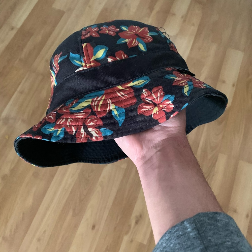 Floral grizzly griptape bucket hat